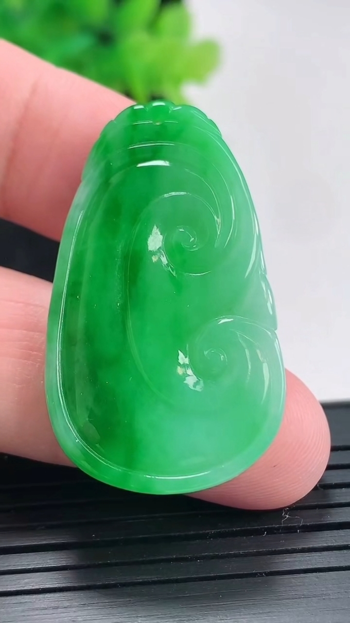 天然A货翡翠如意吊坠，尺寸39-22.6-4.5重量:9.83g
4月21日