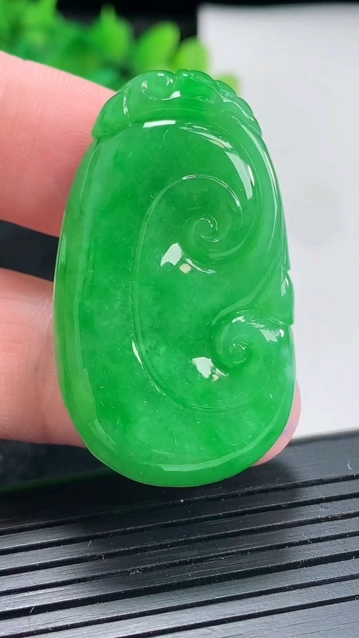 天然A货翡翠如意吊坠，尺寸42-25-5.6重量:13.06g
4月21日