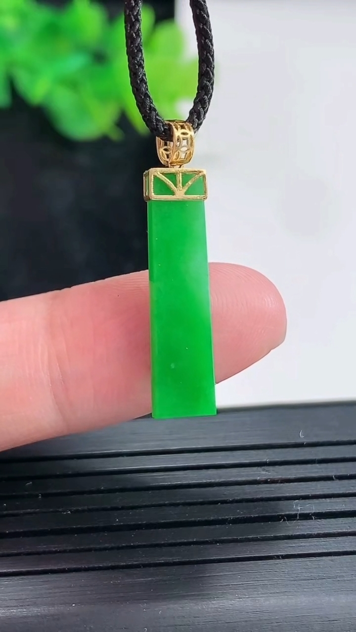 天然A货翡翠无事牌吊坠，尺寸23-5.5-2重量:1.09g
4月21日