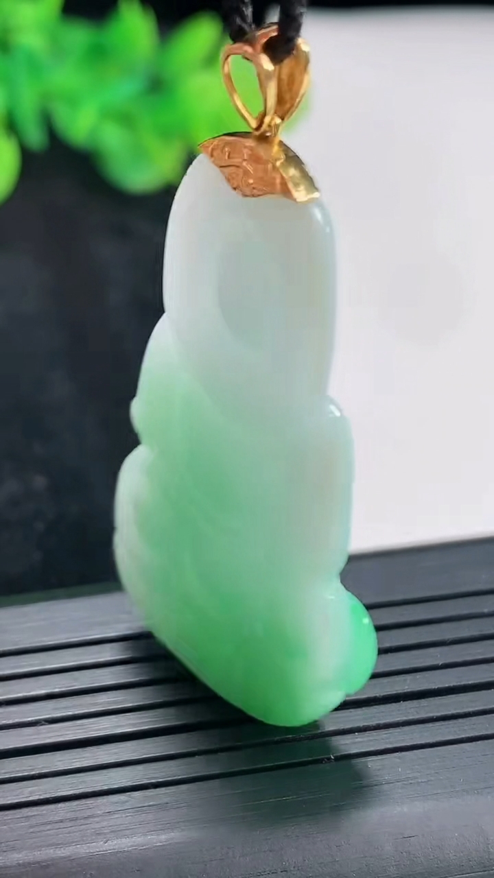 天然A货翡翠正装观音吊坠，尺寸44-26-5.5重量:12.42g
4月21日