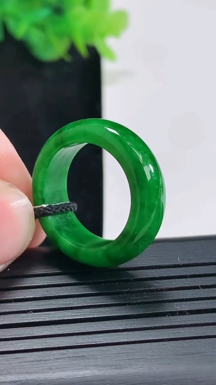 天然A货翡翠玉指环 戒指，尺寸17.6-7-3.8重量:5.67g2026年4月21日
工厂直销收藏佳品,种好水足，色泽均匀，有种有色，上手高大气！