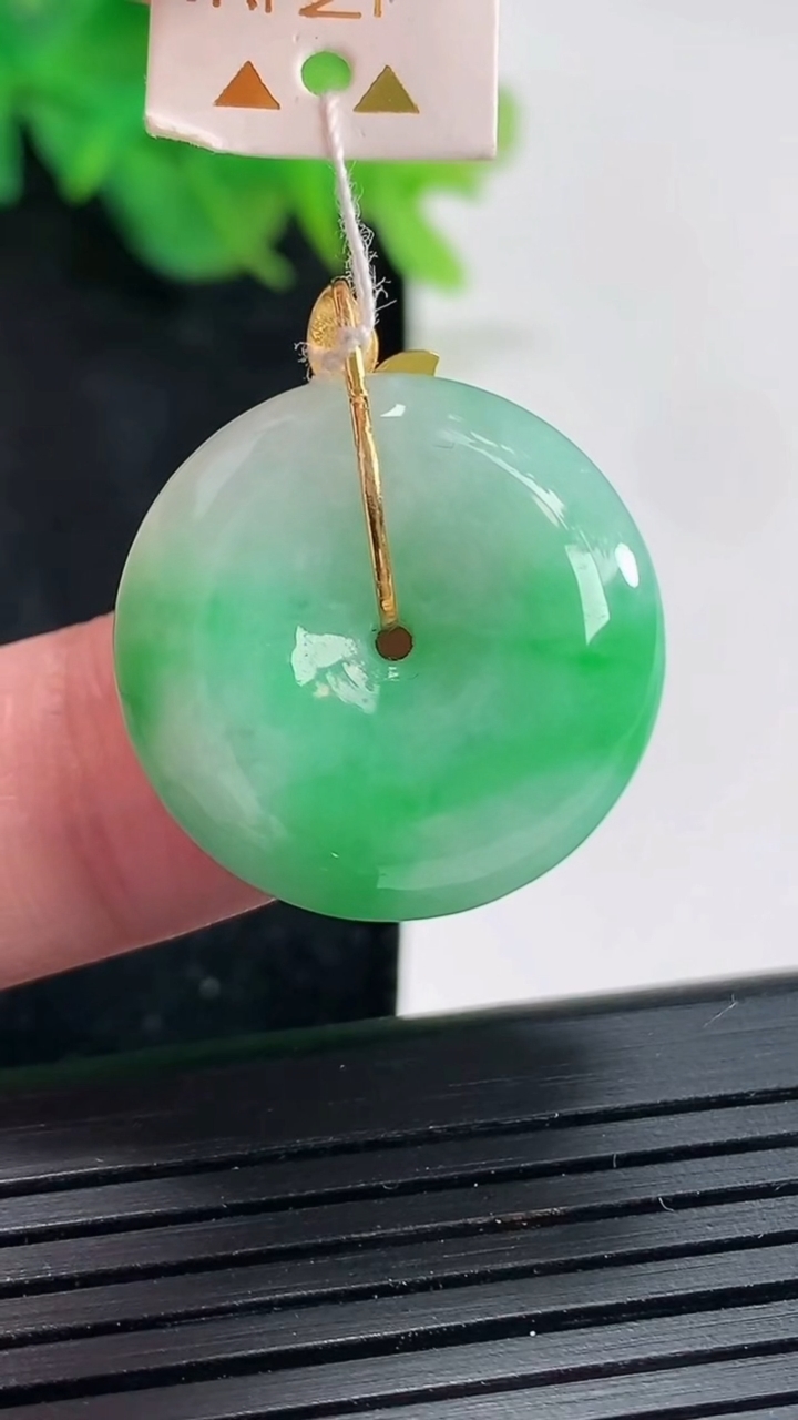 天然A货翡翠平安扣吊坠，尺寸22.8-6.8重量:7.26g
4月21日