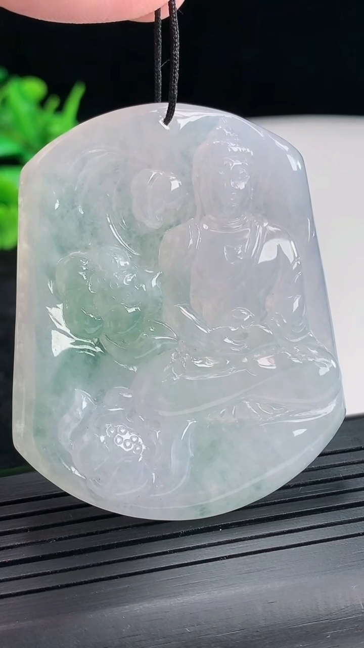 天然A货翡翠大日如来佛吊坠，尺寸56-46-5重量:30.46g
4月21日