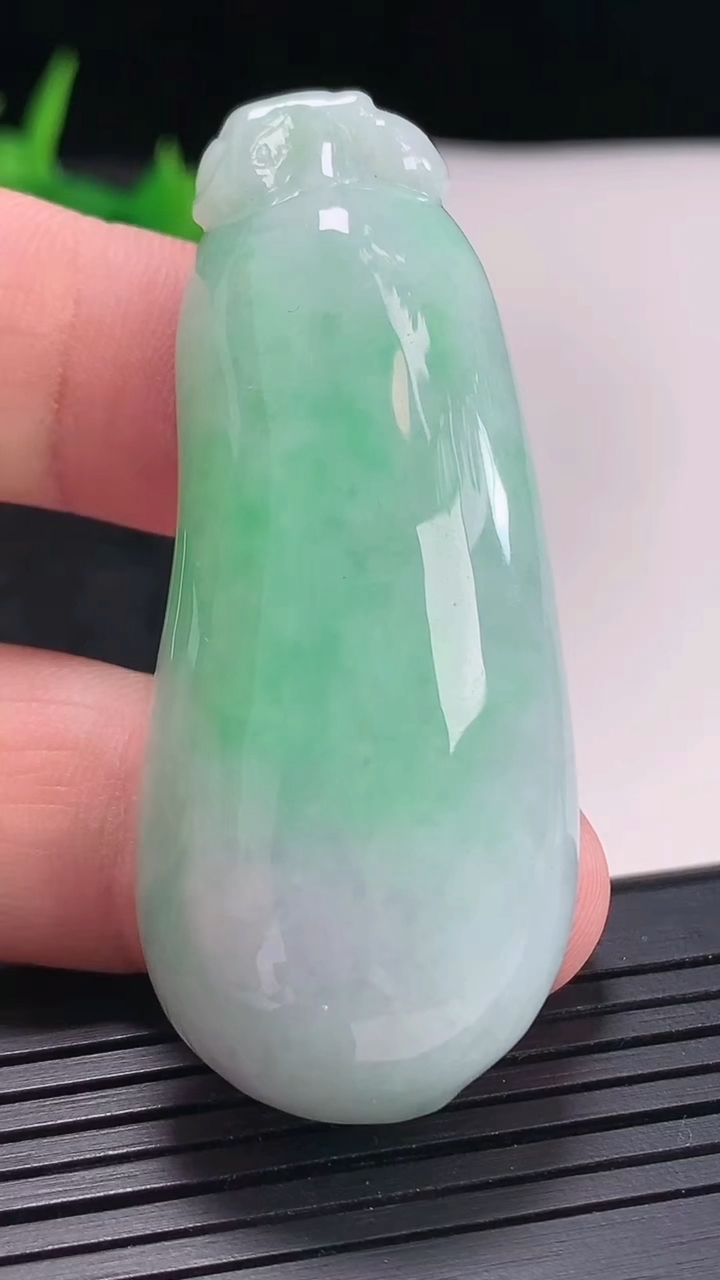 天然A货翡翠福瓜吊坠，尺寸56.5-24-11.6重量:30.39g
4月21日