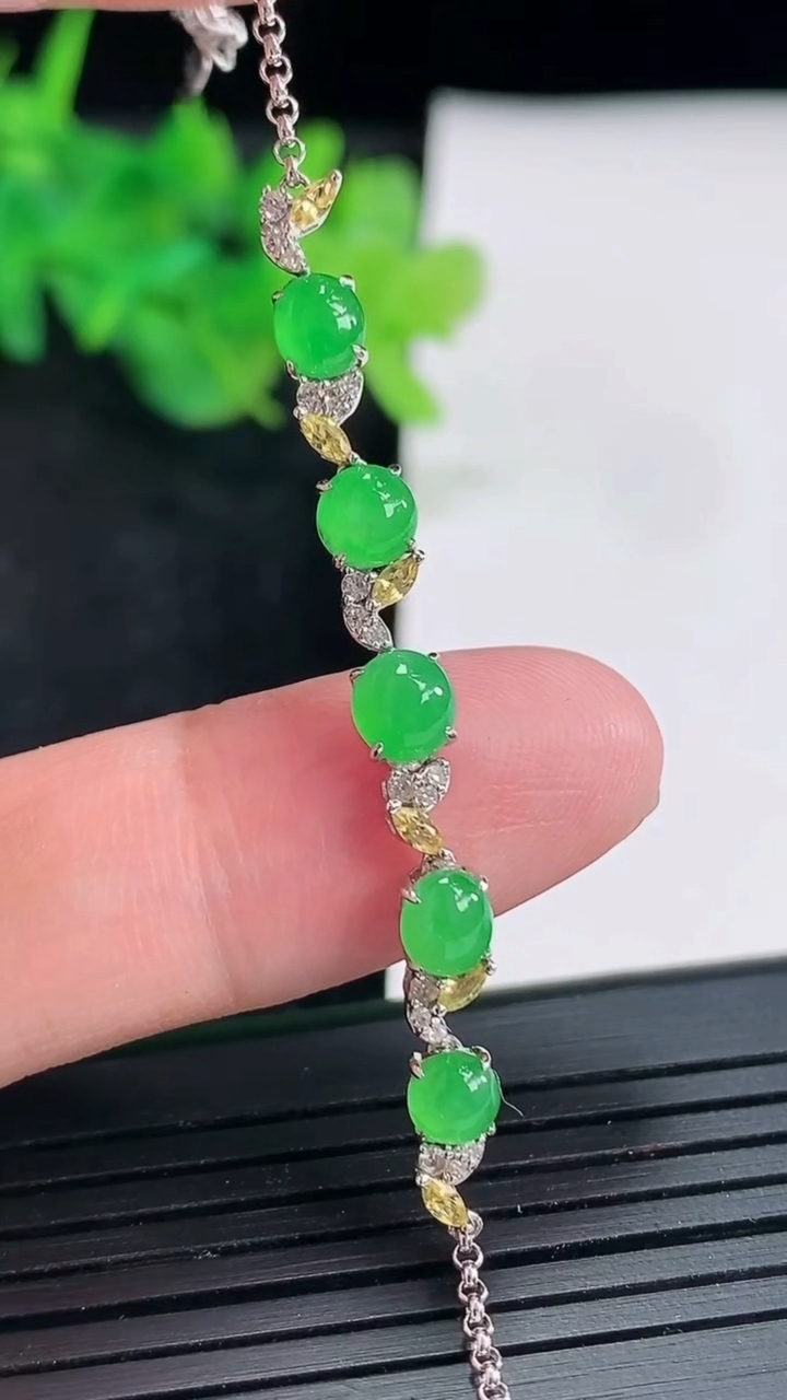 天然A货翡翠蛋面手链，尺寸5-4，含金厚4.3重量:3.23g
4月21日