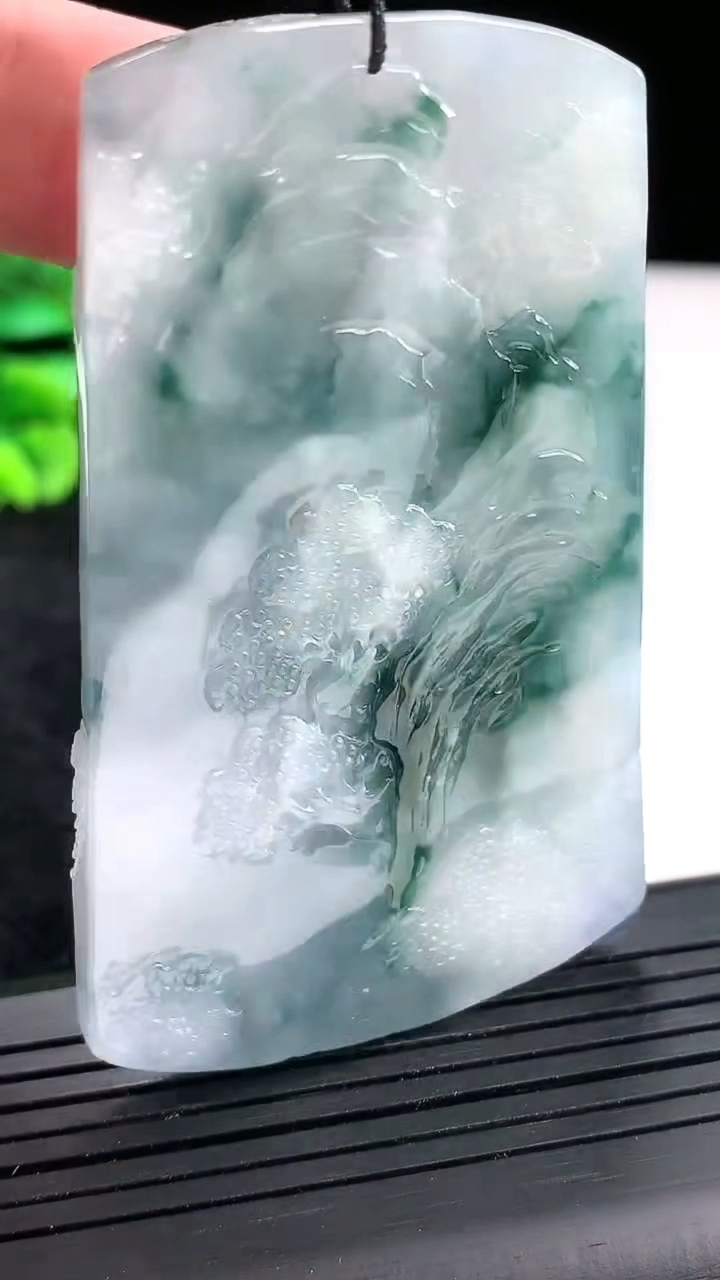 天然A货翡翠紫罗兰 飘花山水牌吊坠，尺寸68.6-43-7重量:52.32g
4月21日