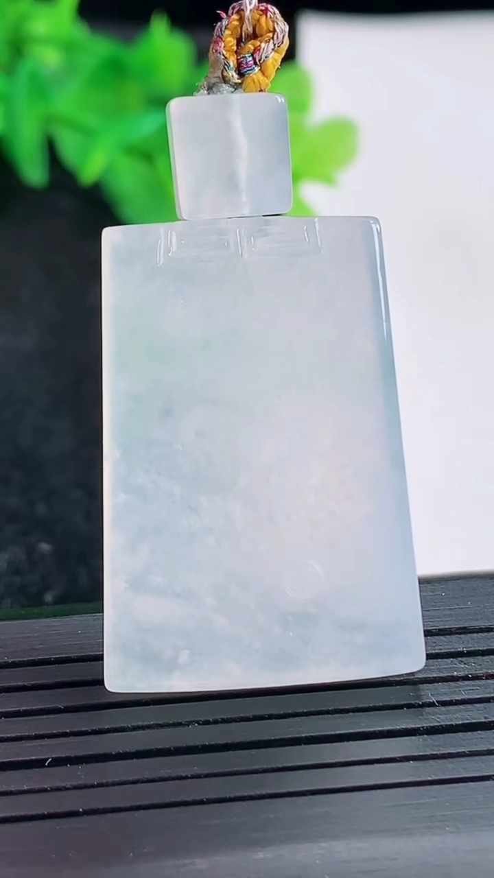 天然A货翡翠仿古无事牌吊坠，尺寸35-24-5.2重量:16.10g
4月21日