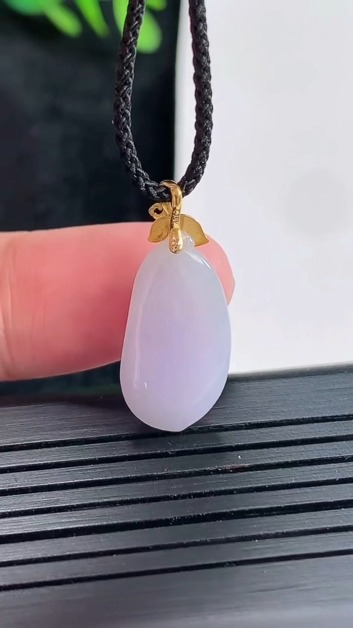 天然A货翡翠18k金紫罗兰福瓜吊坠，尺寸20-10-5.2重量:2.12g
4月21日