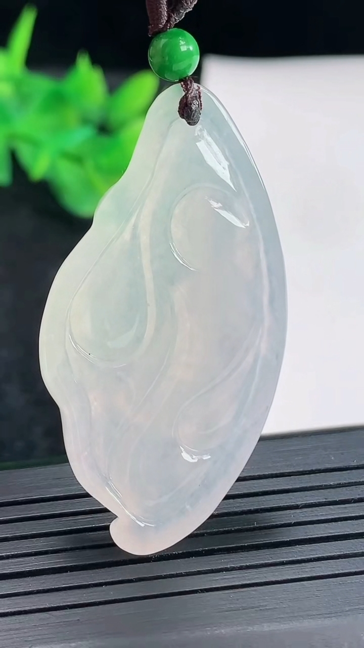 天然A货翡翠观音菩萨吊坠，尺寸48.5-25.6-6重量:14.61g
4月21日