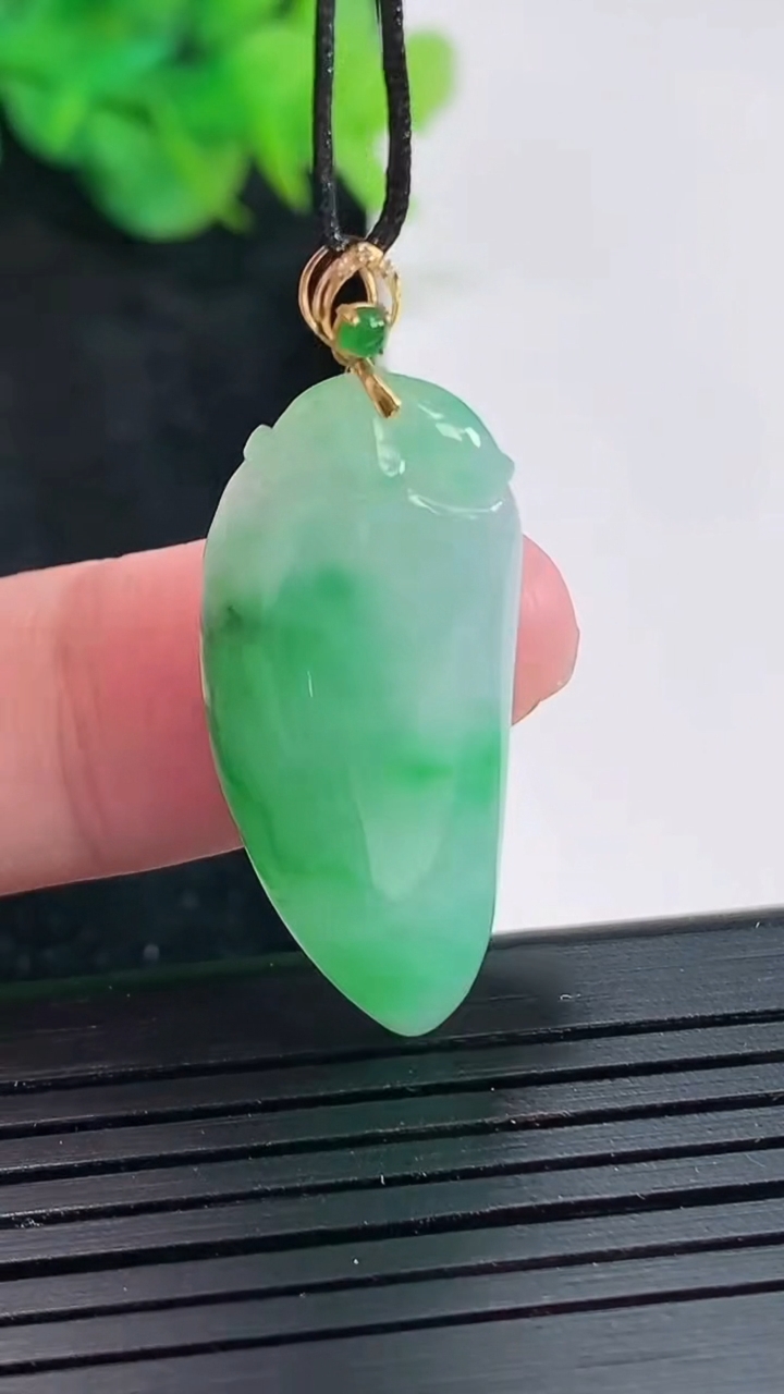 天然A货翡翠福瓜吊坠，尺寸32-14-4.8重量:4.07g
4月21日