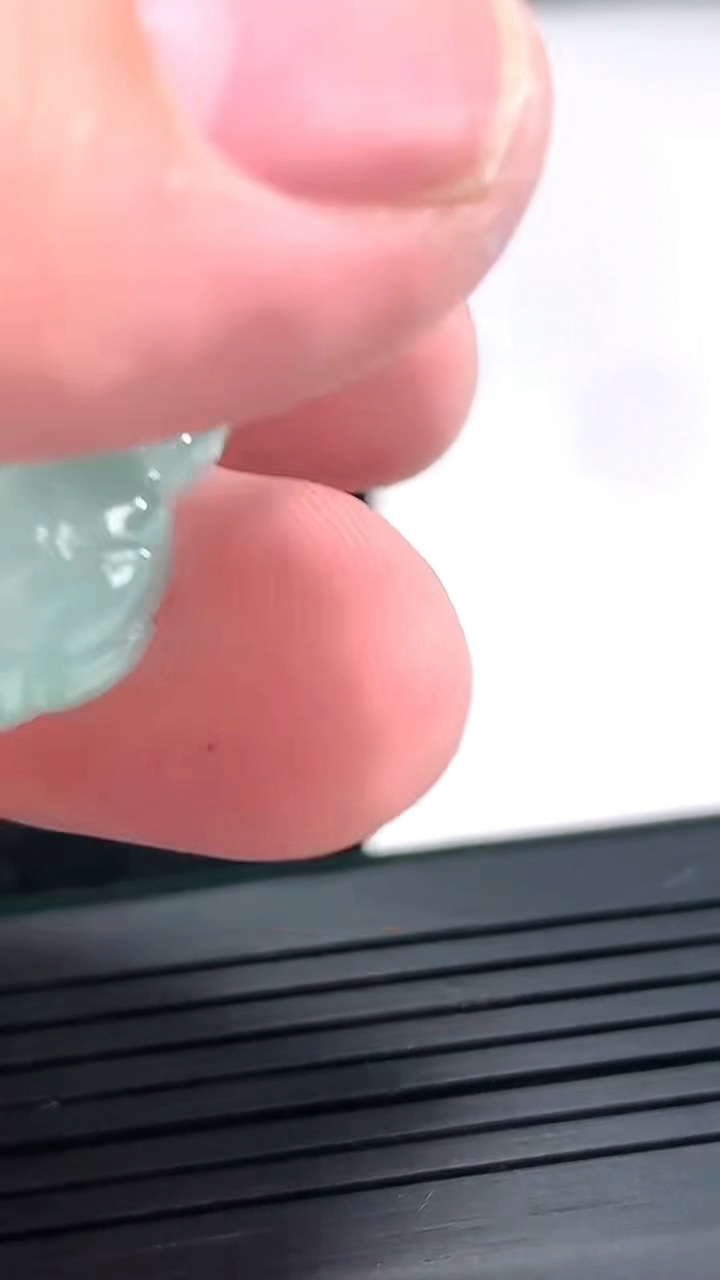 天然A货翡翠宝宝佛吊坠，尺寸37.5-19-10重量:12.82g
4月21日