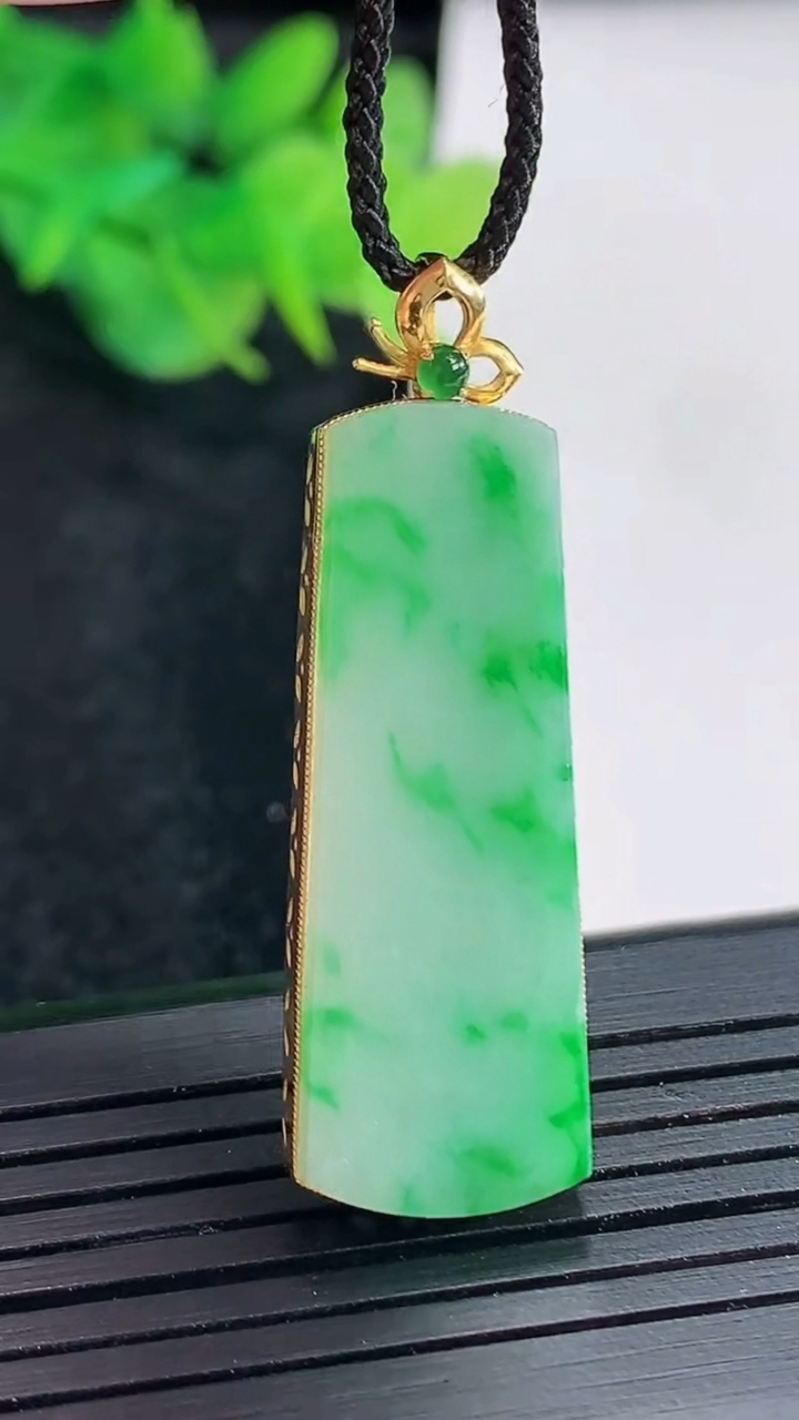 天然A货翡翠无事牌吊坠，尺寸40-13-4.8，裸石33.5-12重量:4.59g
4月21日