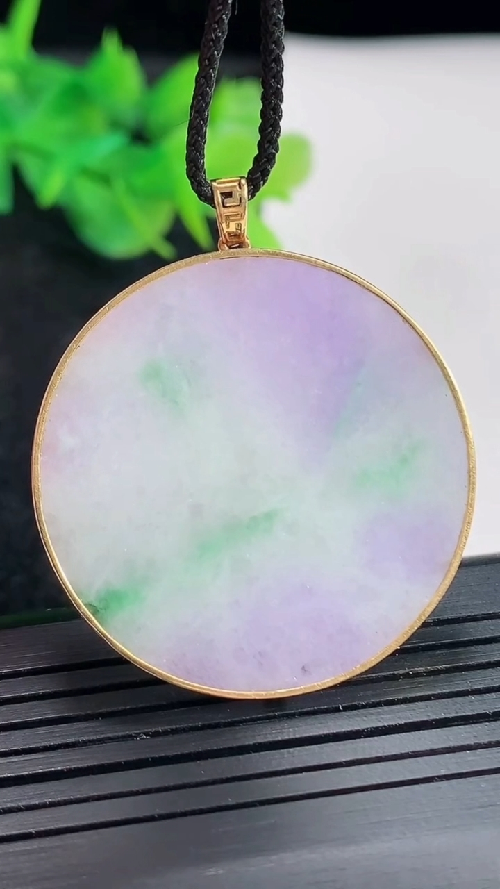 天然A货翡翠18k金春带彩 紫罗兰无事牌吊坠，尺寸40.6-35-2.8，裸石33重量:8.79g
