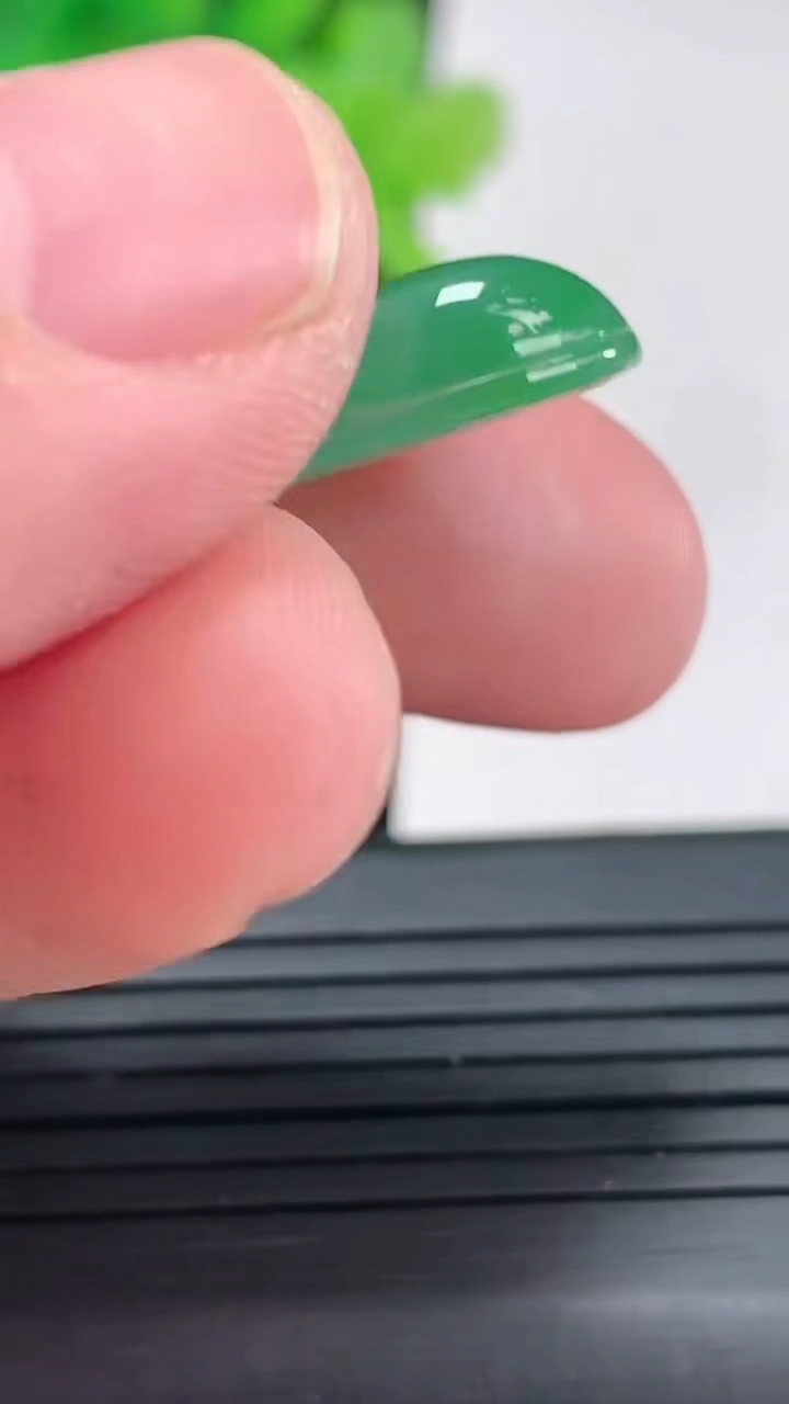 天然A货翡翠福豆吊坠，尺寸35-14-5.8重量:4.88g
4月21日