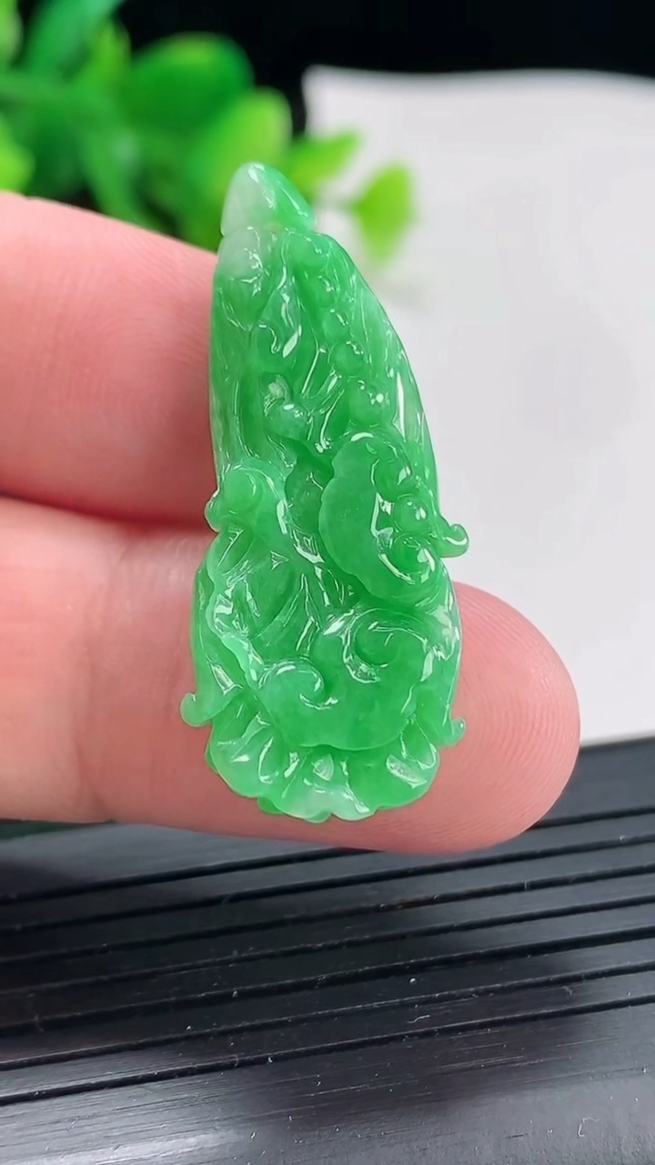 天然A货翡翠白菜吊坠，尺寸38-14.5-6.2重量:5.13g
4月21日