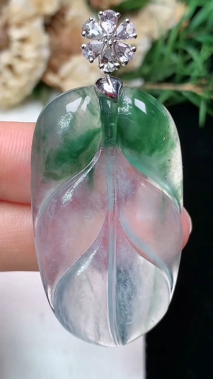 天然A货翡翠金枝玉叶 叶子吊坠，尺寸41.9-24.5-4.5，重量:10.23g
4月21日