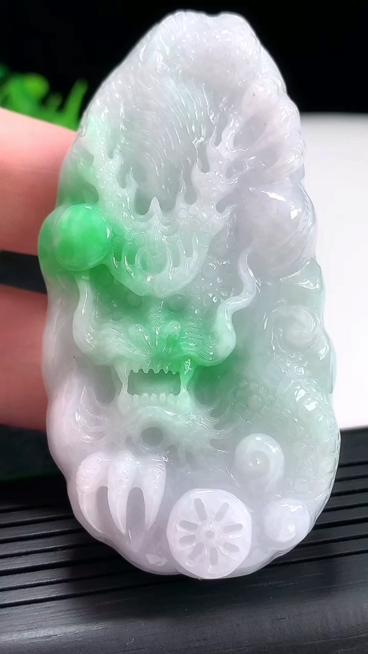 天然A货翡翠龙牌吊坠，尺寸71-36.5-14重量:76.36g
4月21日