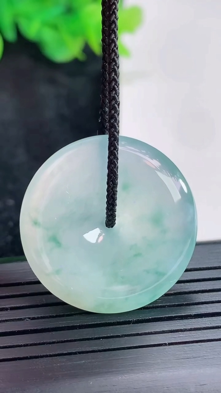 天然A货翡翠冰种飘花平安扣吊坠，尺寸29-5.5重量:9.86g
4月21日