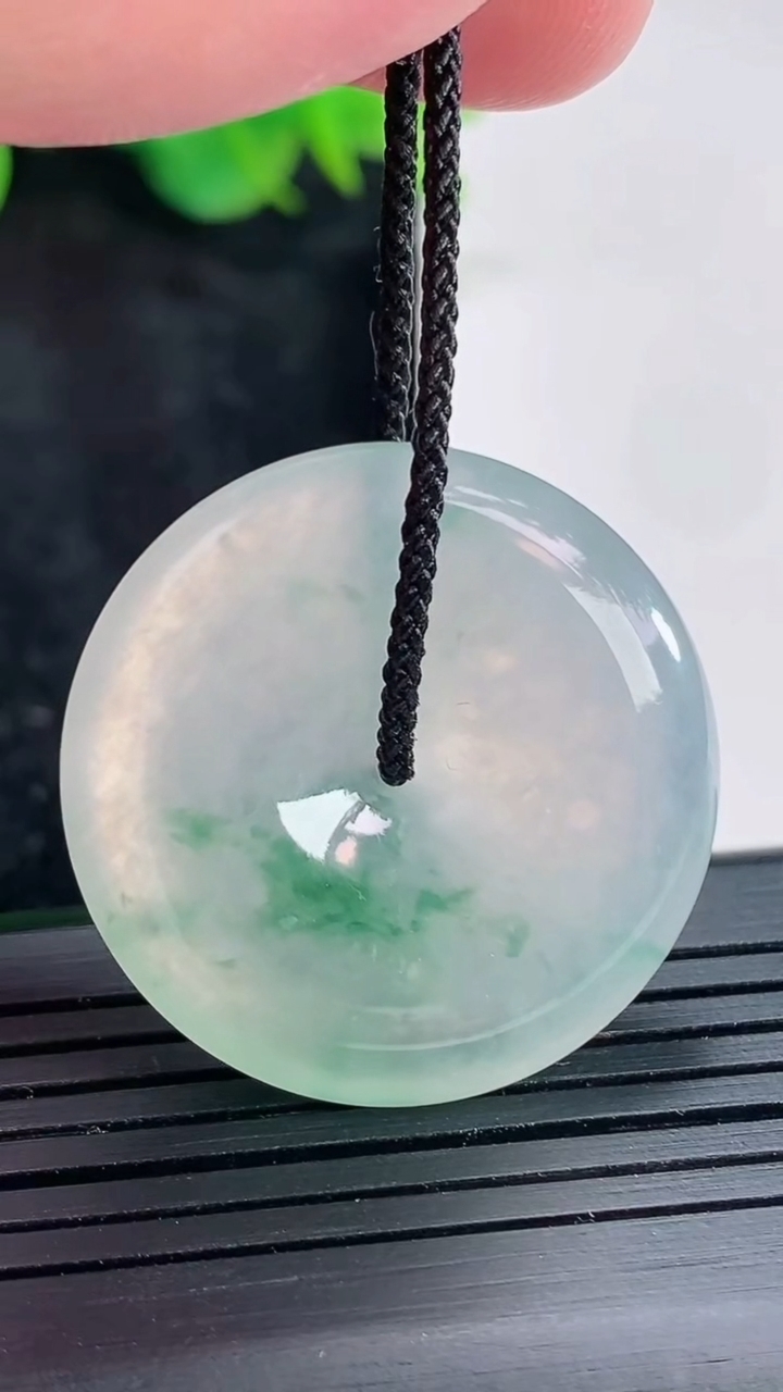 天然A货翡翠种飘花平安扣吊坠，尺寸30.6-5.8重量:11.46g
4月21日