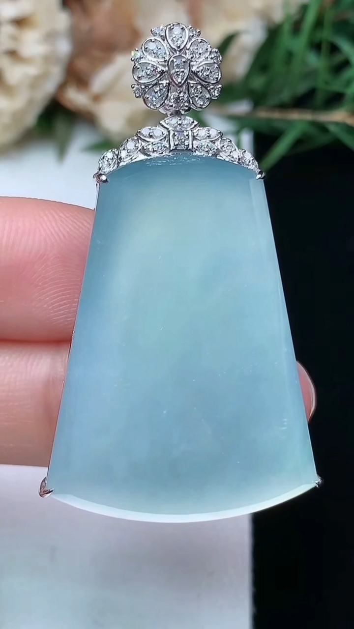 天然A货翡翠白冰无事牌吊坠，尺寸32-23.6-7.4，重量:9.36g
4月21日