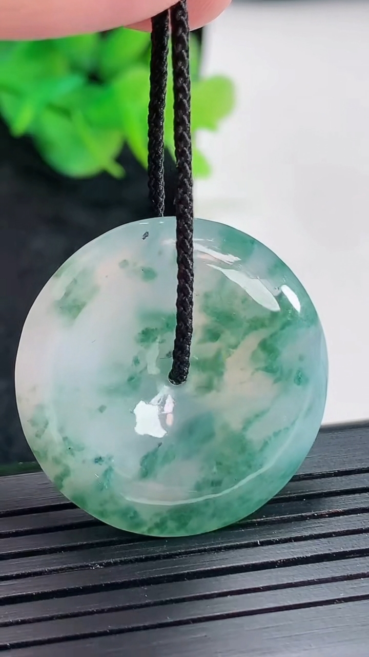 天然A货翡翠冰种飘花平安扣吊坠，尺寸30.5-6重量:11.25g
4月21日