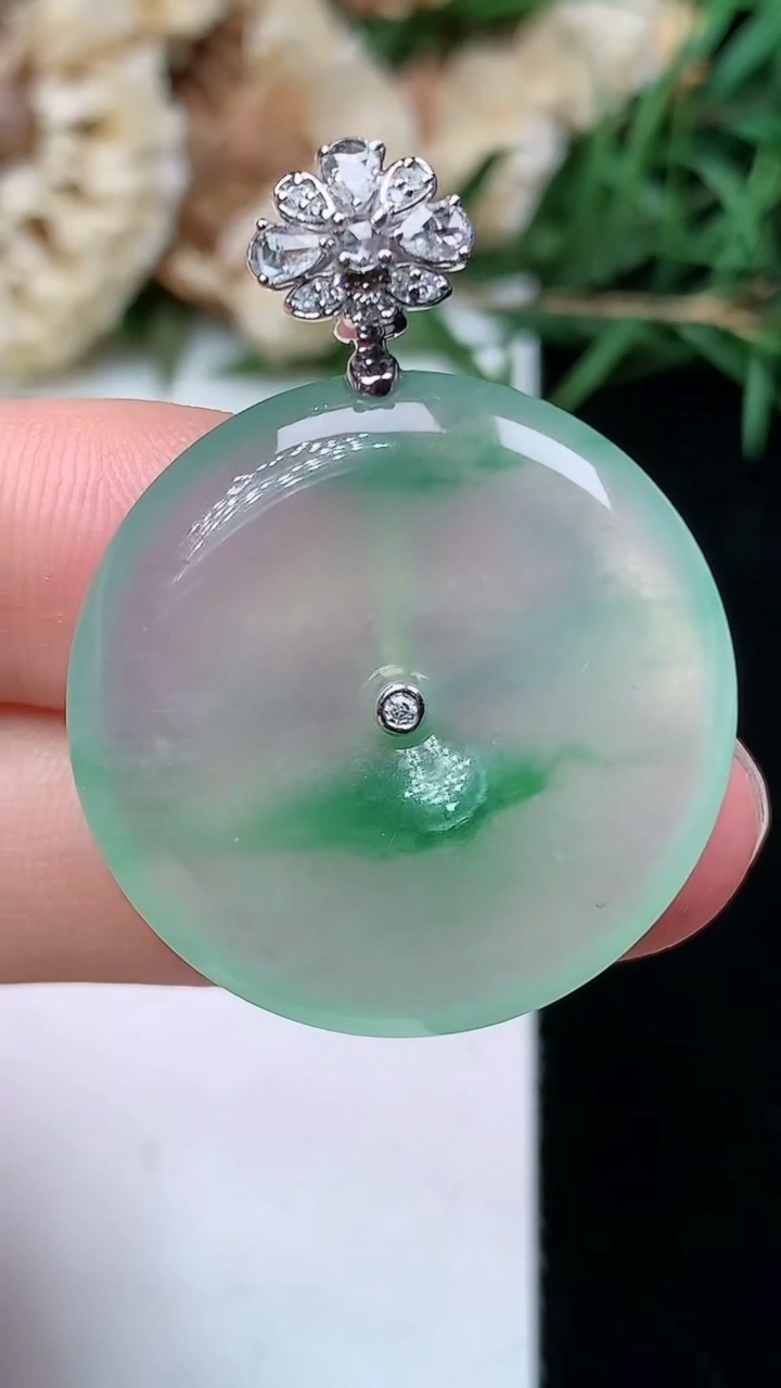 天然A货翡翠平安扣吊坠，尺寸26.5-4.7，重量:7.50g
4月21日