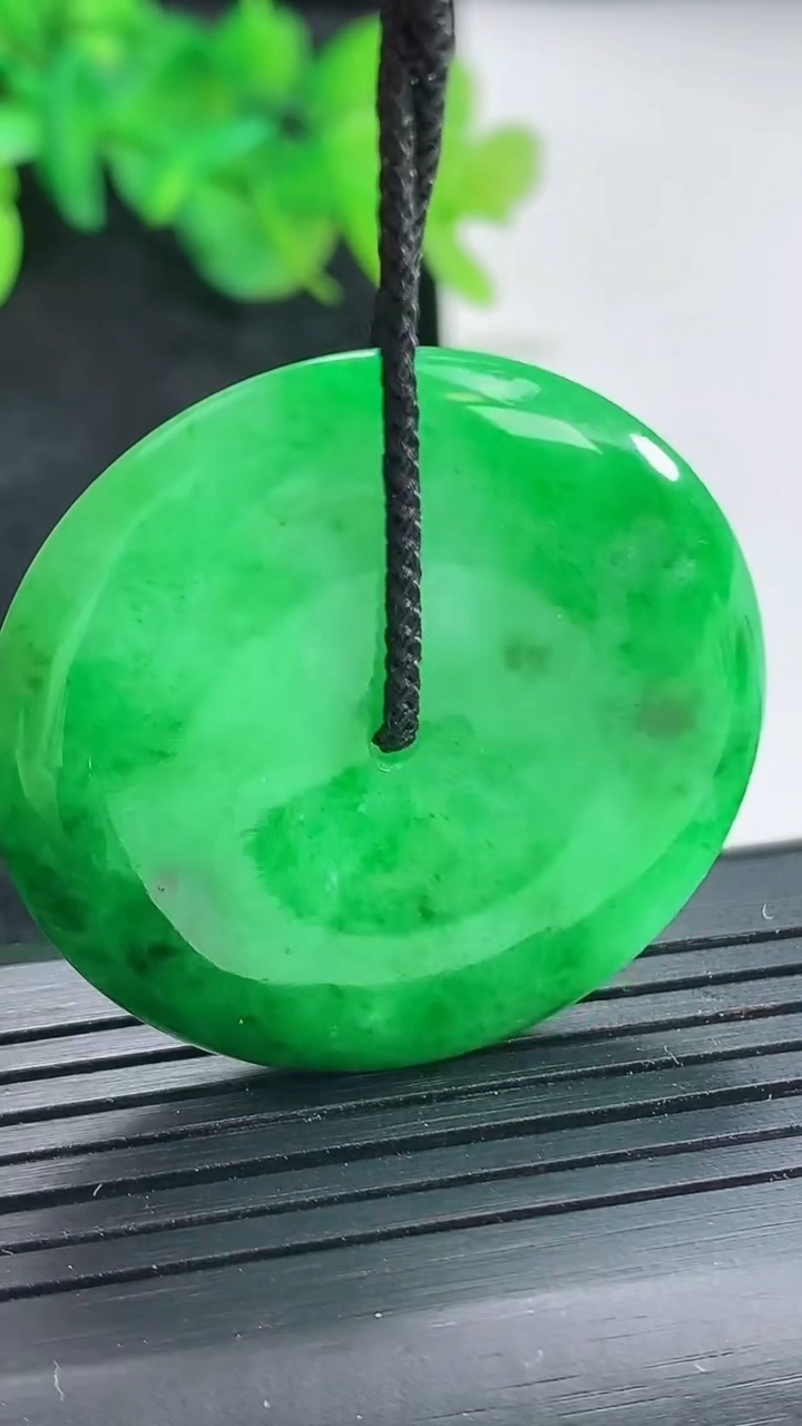 天然A货翡翠平安扣吊坠，尺寸37-6重量:17.82g
4月21日