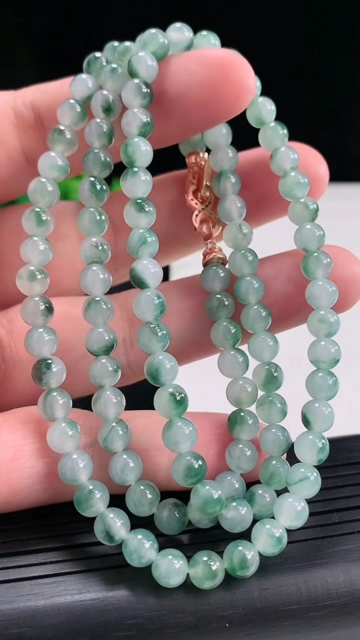 天然A货翡翠飘花圆珠项链，尺寸5.5-108颗重量:37.07g4月21日
工厂直销收藏佳品,种好水