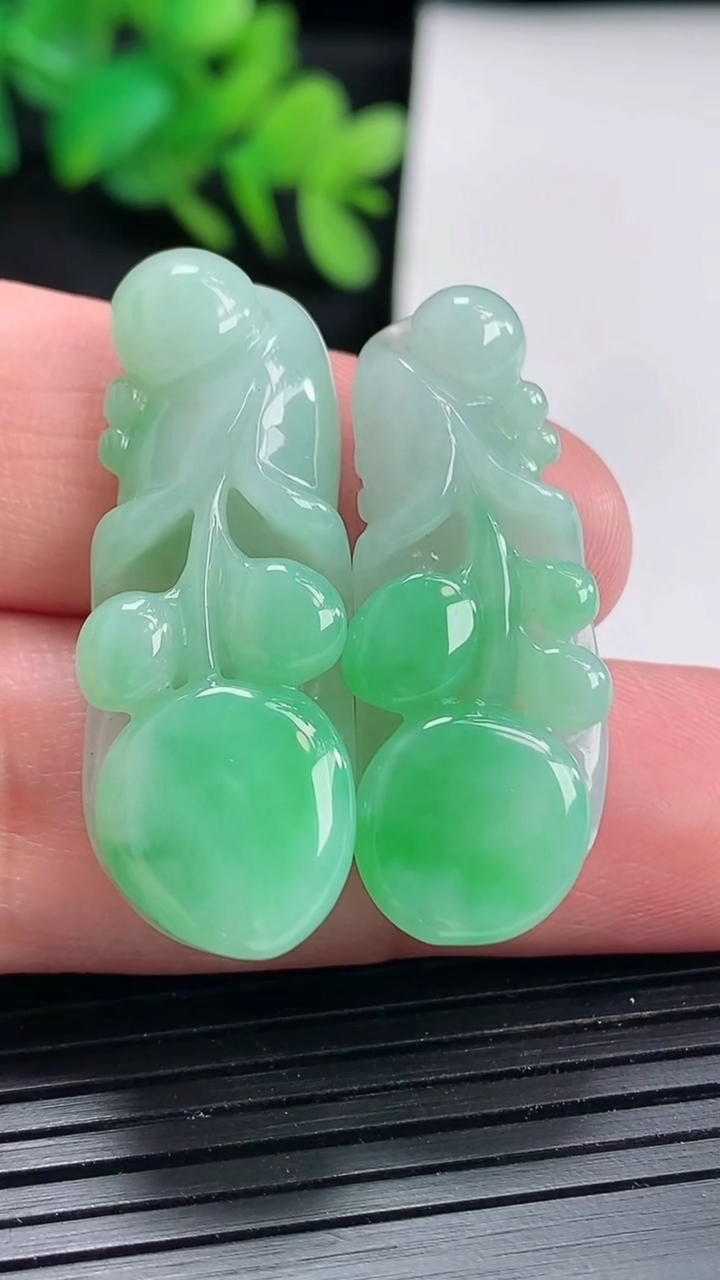 天然A货翡翠玉兰花吊坠一对，尺寸36-12.5-7.5重量:12.54g
4月21日