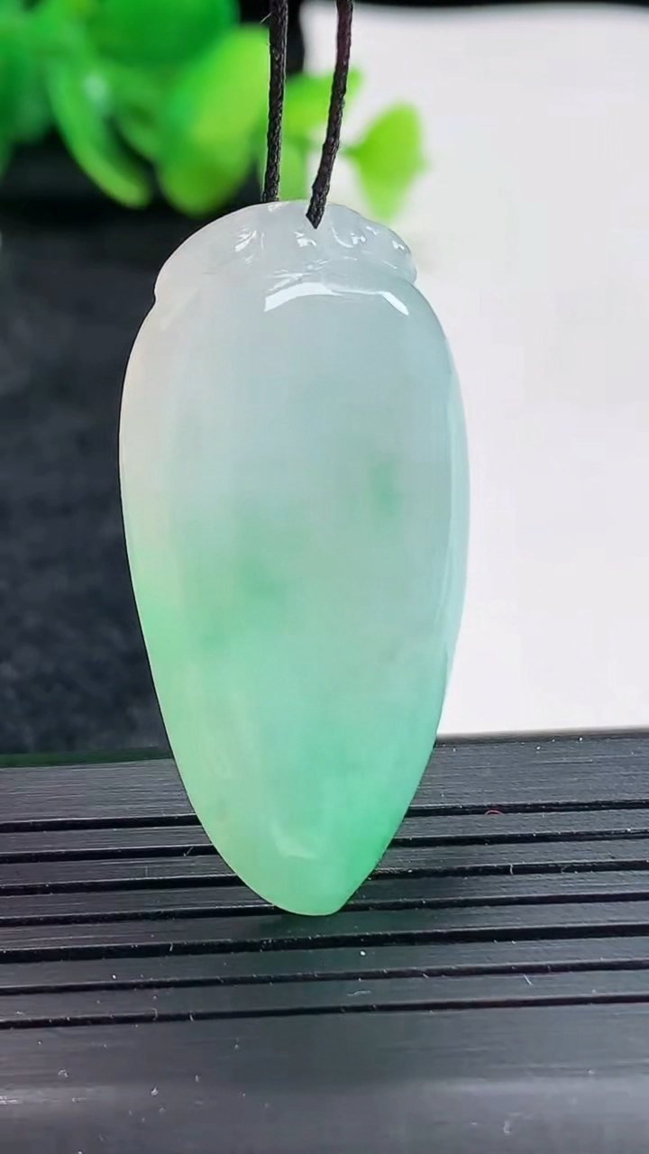天然A货翡翠福瓜吊坠，尺寸39.6-21-5.8重量:10.58g
4月21日
