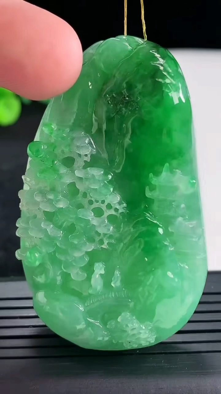 天然A货翡翠山水牌吊坠，尺寸58-36-10.8重量:53.87g
4月21日
