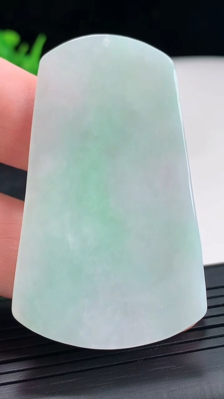 天然A货翡翠普贤菩萨吊坠，尺寸57-35-6.6重量:24.12g
4月21日