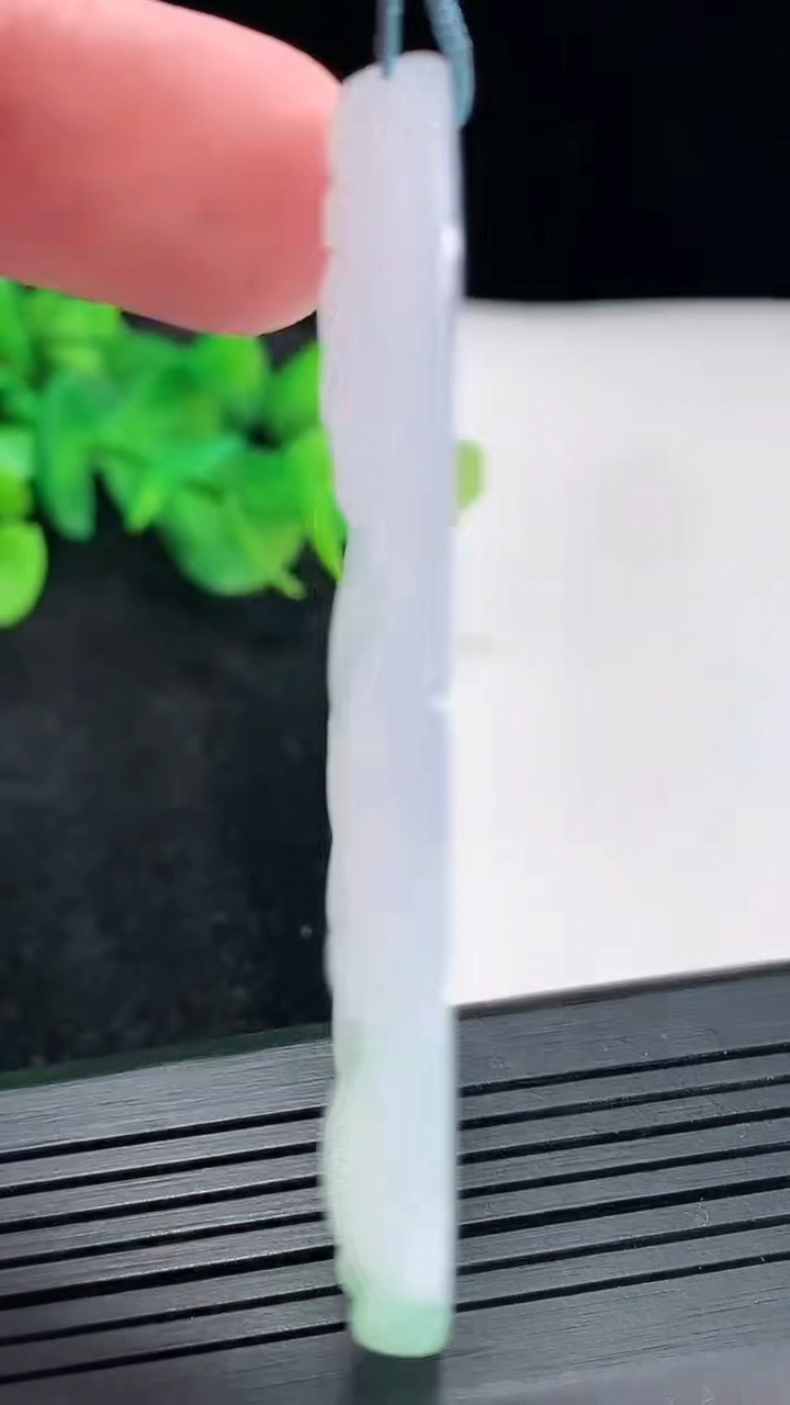 天然A货翡翠正装观音吊坠，尺寸63.5-40-5.8重量:26.52g
4月21日