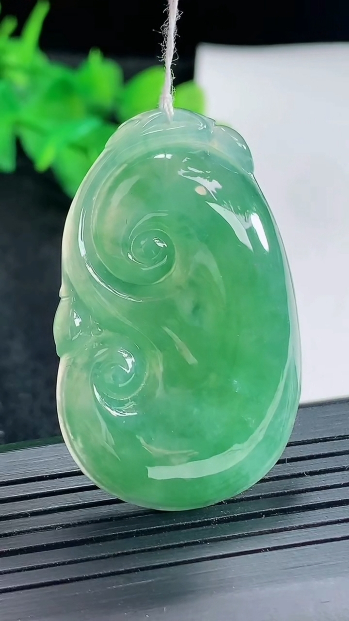 天然A货翡翠如意吊坠，尺寸44.5-27.5-6.3重量:14.49g
4月21日