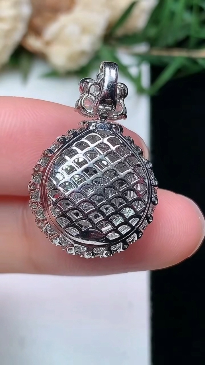 天然A货翡翠蛋面吊坠，尺寸25.3-16.6-12.5，裸石12.4，重量:5.34g
4月21日