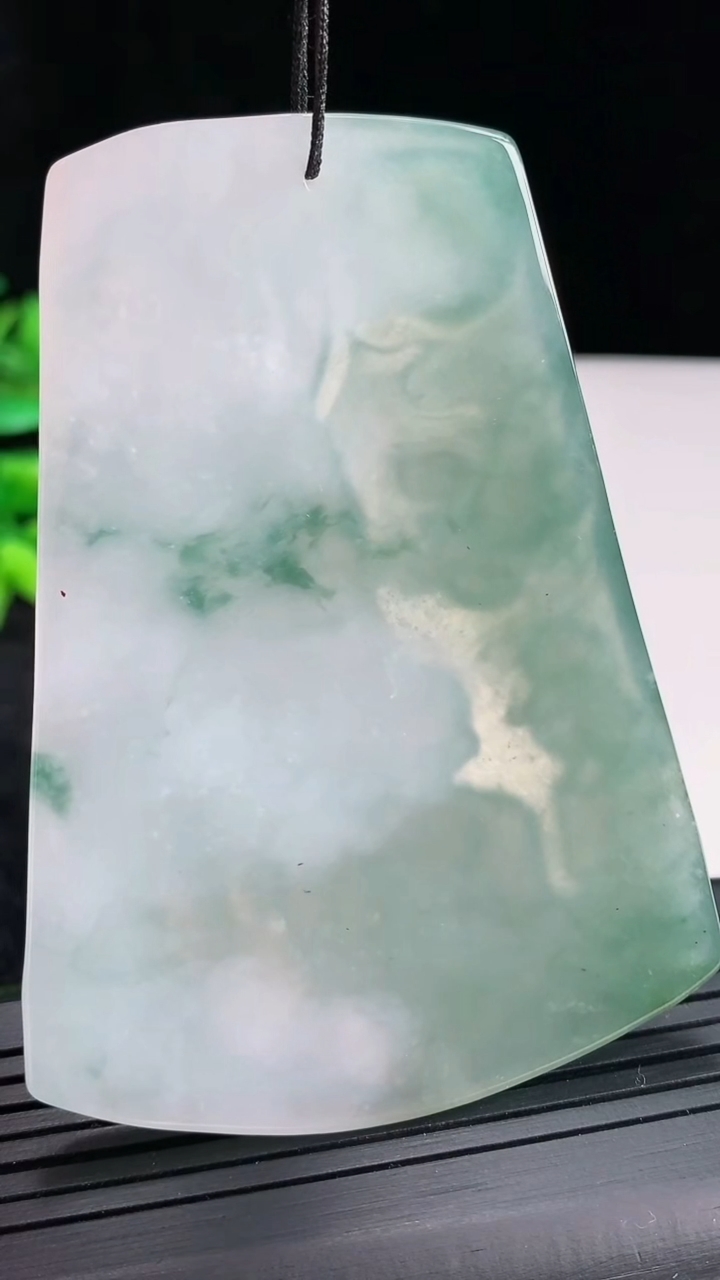 天然A货翡翠飘花普贤菩萨吊坠，尺寸72.8-53-5.5重量:45.74g
4月21日