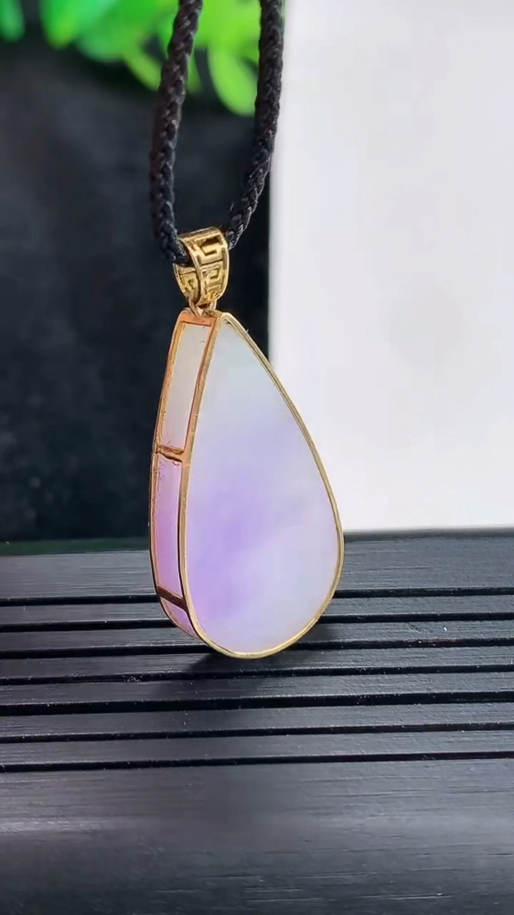 天然A货翡翠18k金紫罗兰水滴吊坠，尺寸31.5-14-4.2，裸石26-14重量:3.85g
4月21日