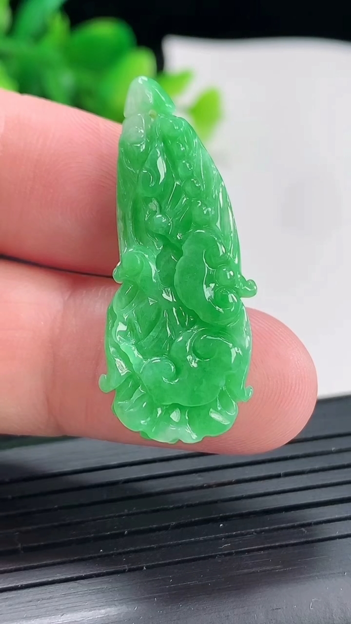 天然A货翡翠白菜吊坠，尺寸38-14.5-6.2重量:5.13g
4月21日