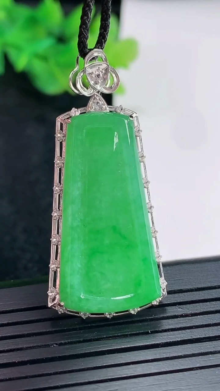 天然A货翡翠无事牌吊坠，尺寸44-20-7，裸石32-17重量:6.96g
4月21日