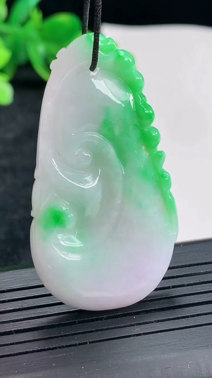 天然A货翡翠如意吊坠，尺寸50-28-5.5重量:15.70g
4月21日
