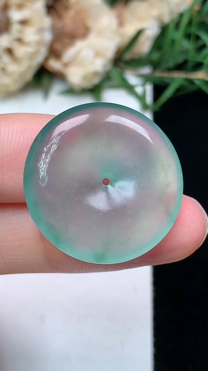 天然A货翡翠平安扣吊坠，尺寸23.6-4.3，重量:4.82g
4月21日