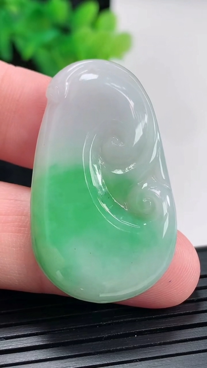 天然A货翡翠如意吊坠，尺寸41-24-4重量:8.38g
4月21日