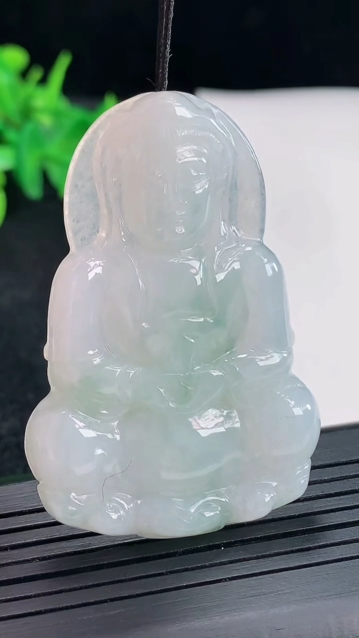 天然A货翡翠正装观音吊坠，尺寸53-36-6重量:18.86g
4月21日