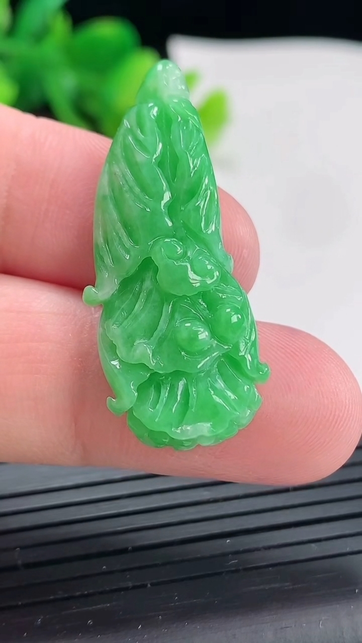 天然A货翡翠白菜吊坠，尺寸38-14.5-6.2重量:5.13g
4月21日