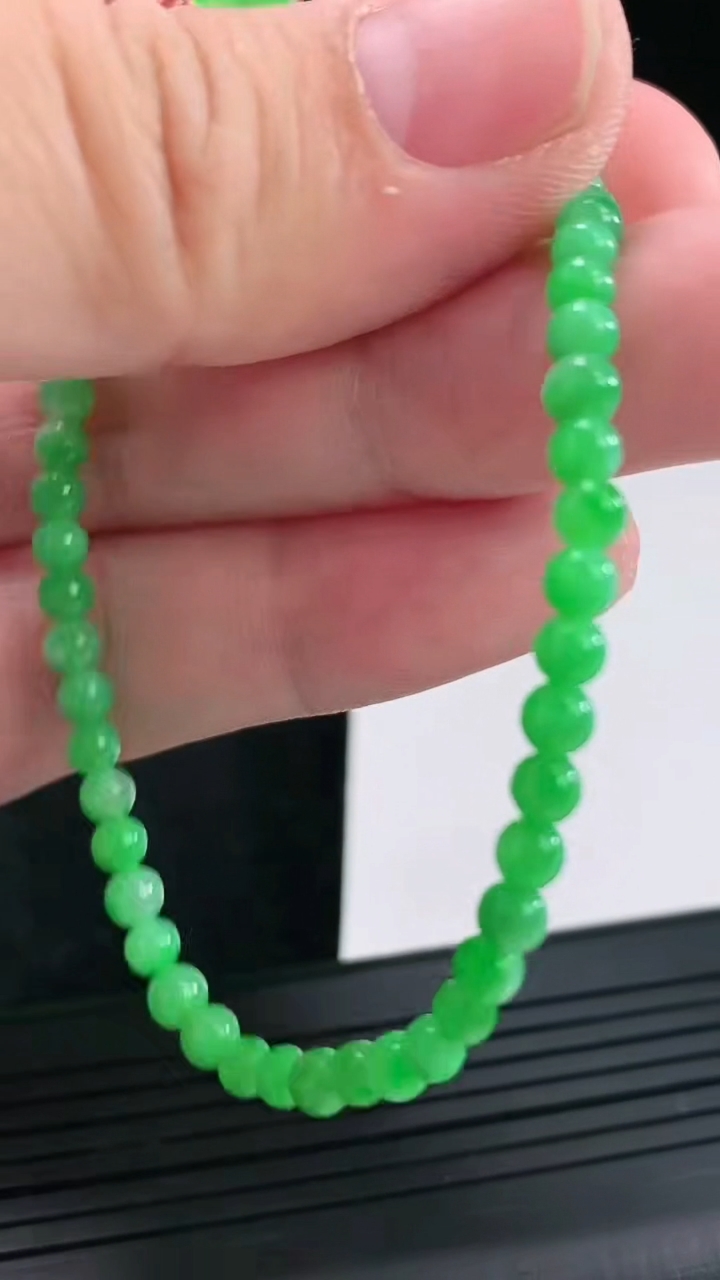 天然A货翡翠小米珠手串，尺寸3.5-50颗重量:6.03g4月21日
工厂直销收藏佳品,种好水足，色泽均匀，有种有色，上手高大气！