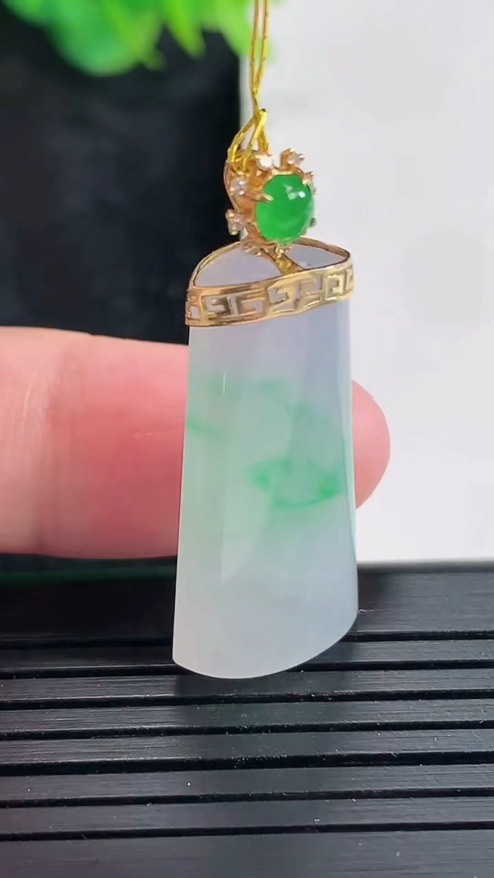 天然A货翡翠无事牌吊坠，尺寸29-14-5.8重量:5.98g
4月21日