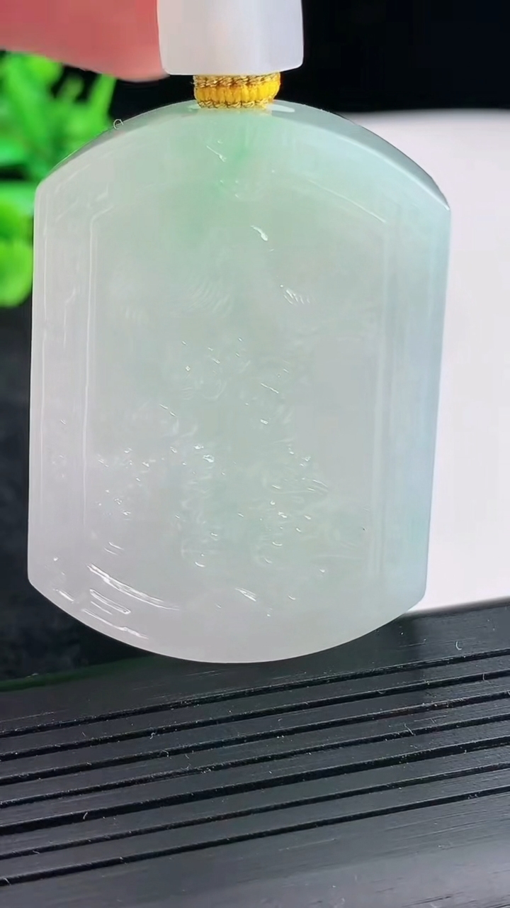 天然A货翡翠龙牌吊坠，尺寸50-36-12.5重量:65.51g
4月21日