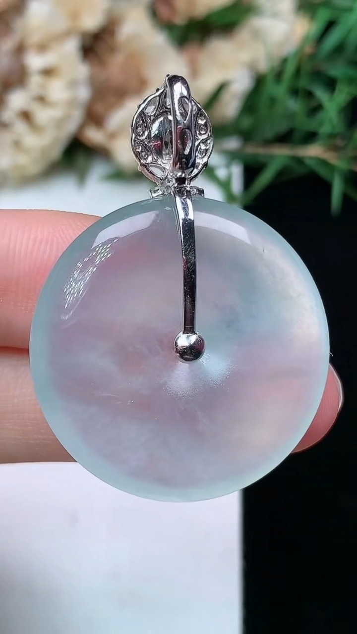 天然A货翡翠白冰平安扣吊坠，尺寸28.6-4.9，重量:9.00g
4月21日