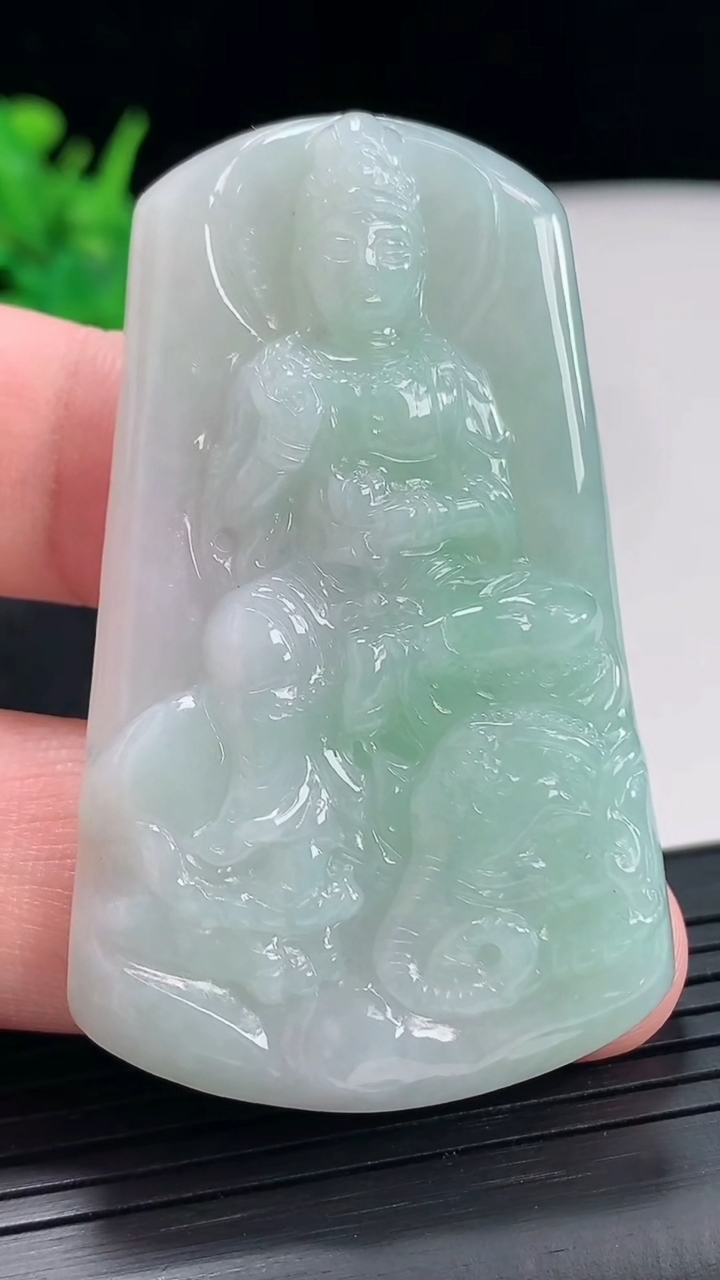 天然A货翡翠普贤菩萨吊坠，尺寸57-35-6.6重量:24.12g
4月21日