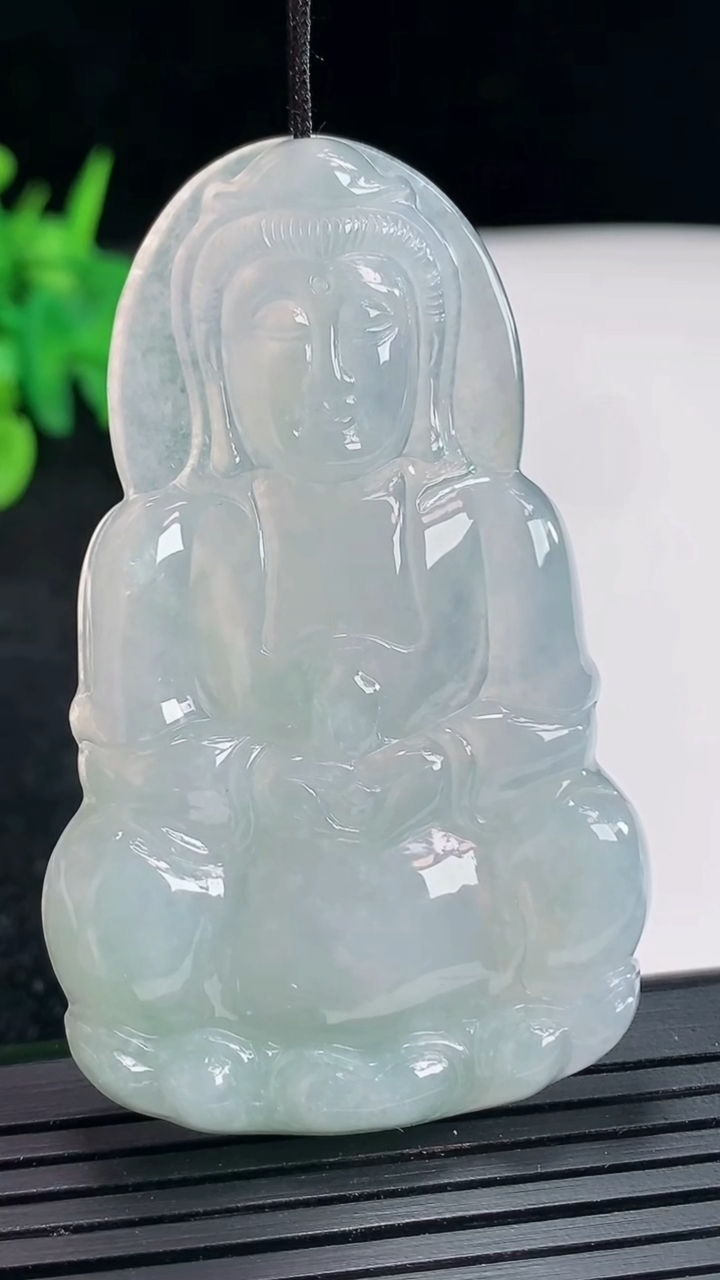 天然A货翡翠正装观音吊坠，尺寸61-37.6-5.5重量:23.82g
4月21日